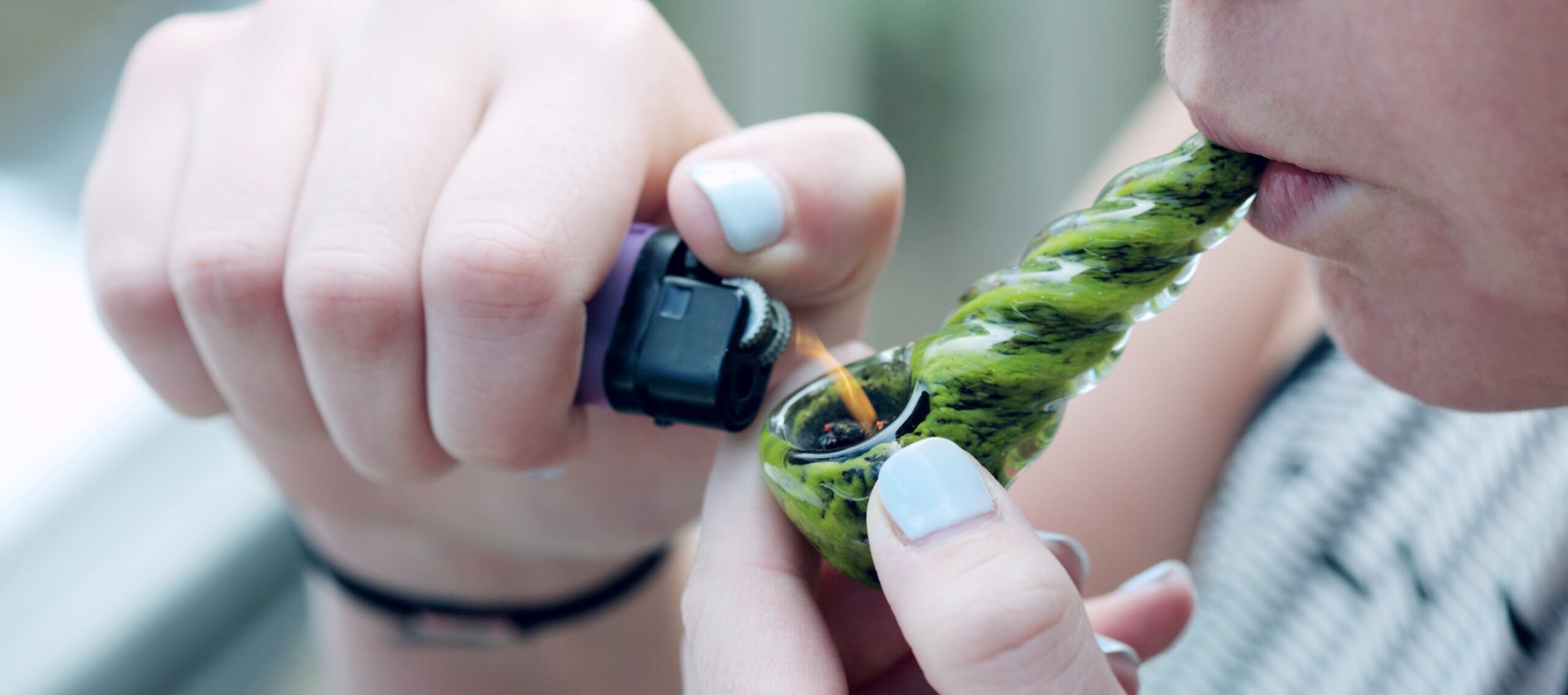 How to Use a One Hitter Pipe? [Ultimate Stoner’s Guide] - Garden of Green